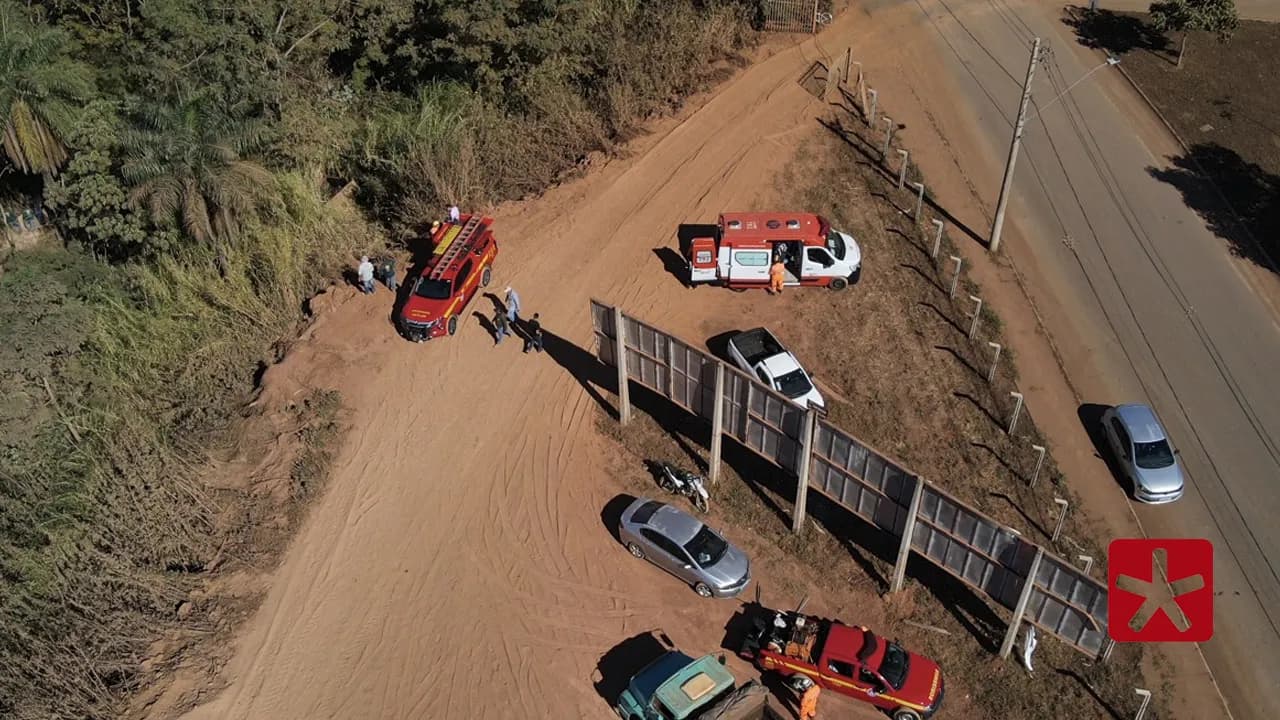 Motorista de 56 anos tentou conter veículo desgovernado e foi socorrido com suspeita de fratura no braço
