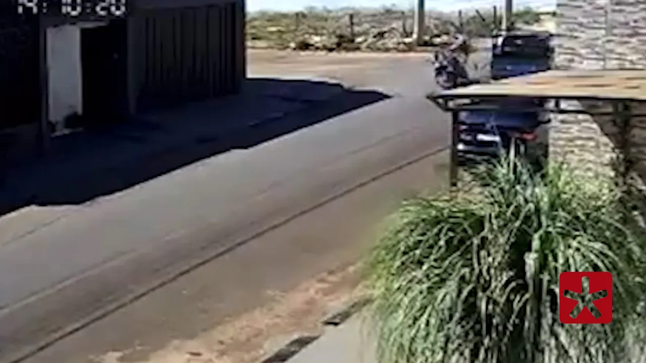 Carro bate em moto
