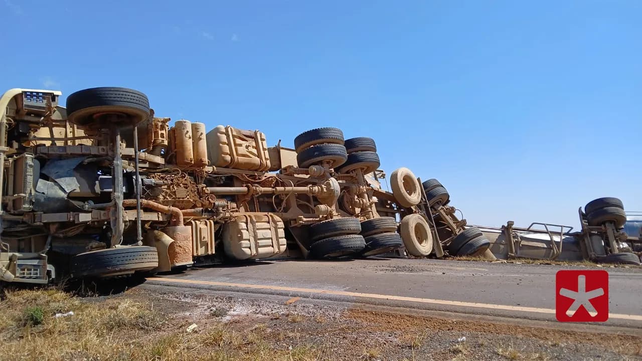 Incidente ocorreu após caminhão ser fechado durante cruzamento no km 46 da MG-140