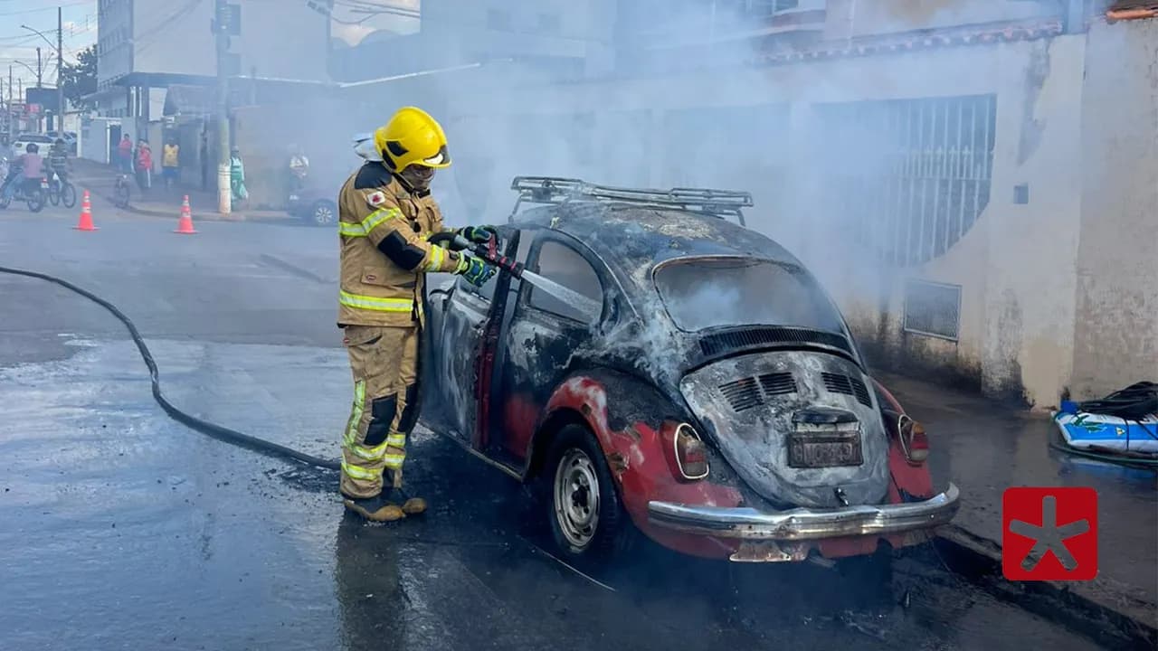 Ferimentos aconteceram quando vítima tentou abrir capô do veículo em chamas