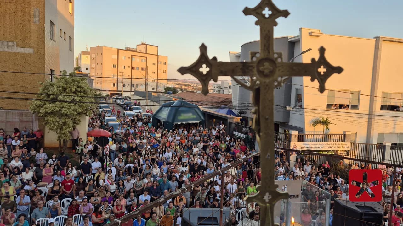 Imagem da co-padroeira da cidade foi erguida e recebeu coroa sob aplausos e cantos