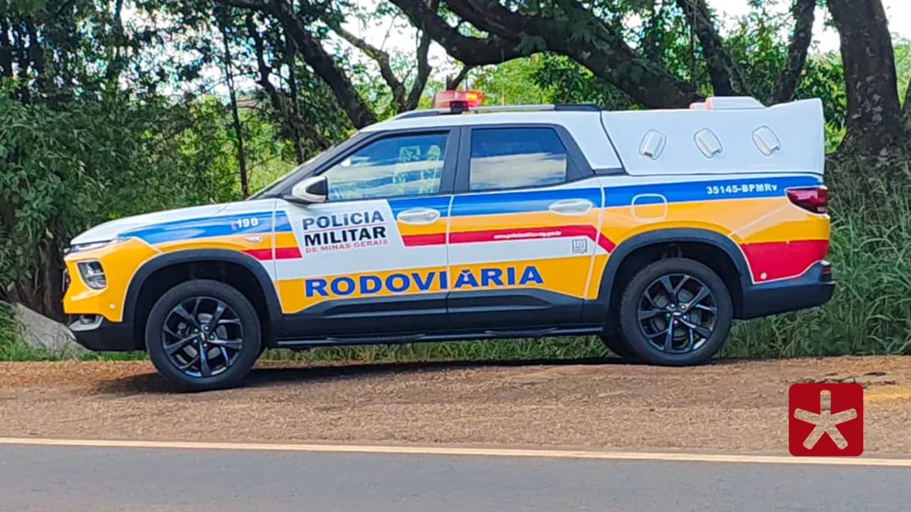 Agentes constataram que a placa do automóvel havia sido adulterada com fita isolante