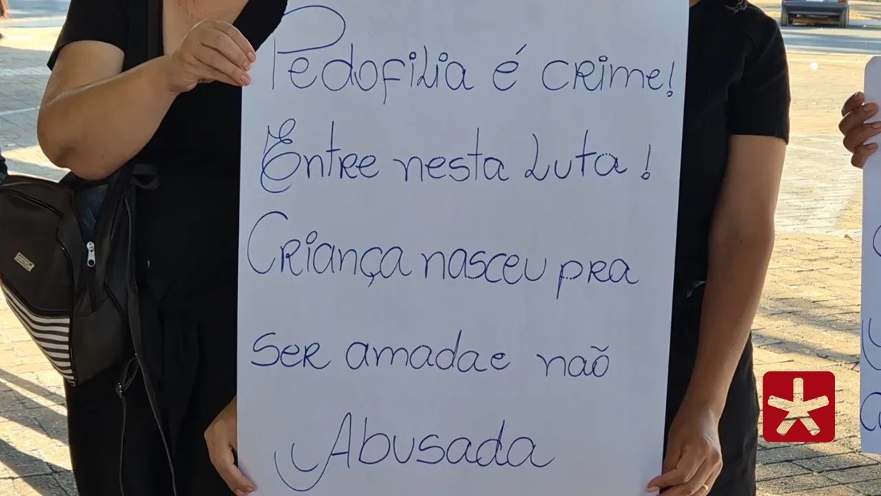 Vestindo roupas pretas e com cartazes, o movimento ocorreu no Galpão do Produtor Rural