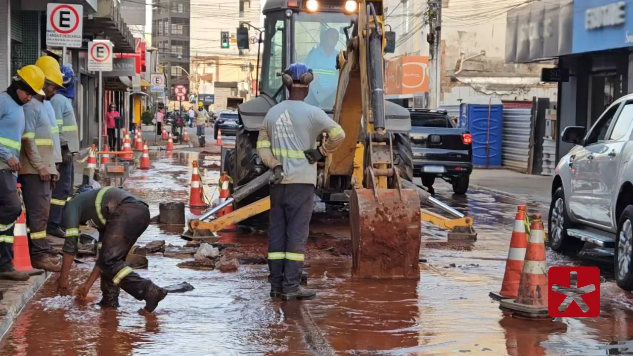 Trabalhadores se arriscaram submergindo na água para tentar cessar vazamento