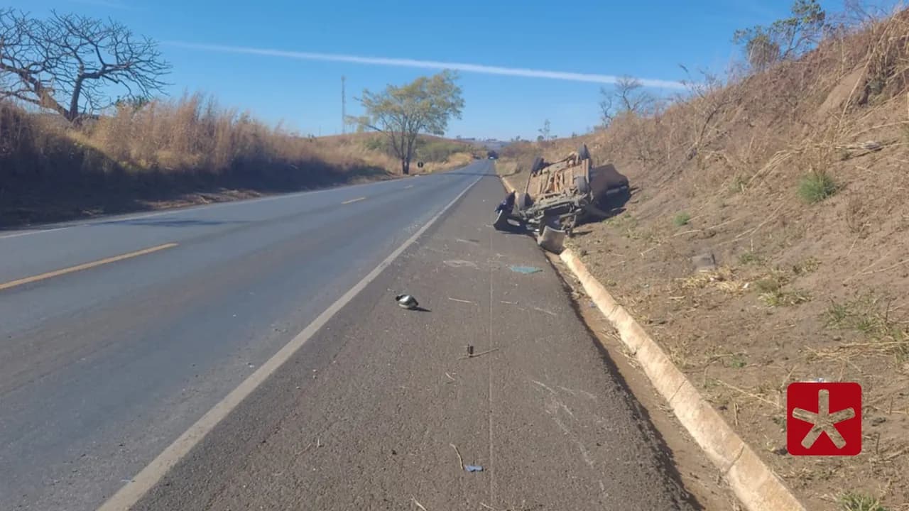 Veículo sofre capotamento após ultrapassagem na BR-352