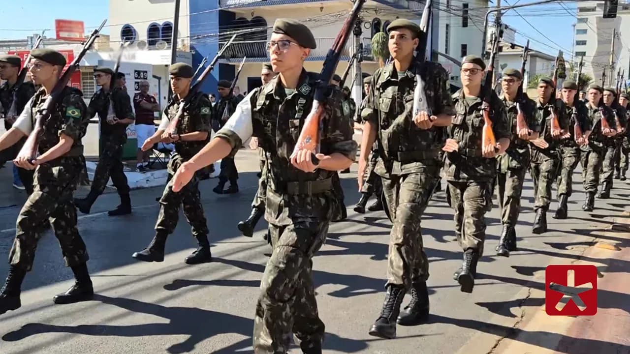 Desfile ocorre todos os anos e leva centenas de pessoas à Avenida Getúlio Vargas