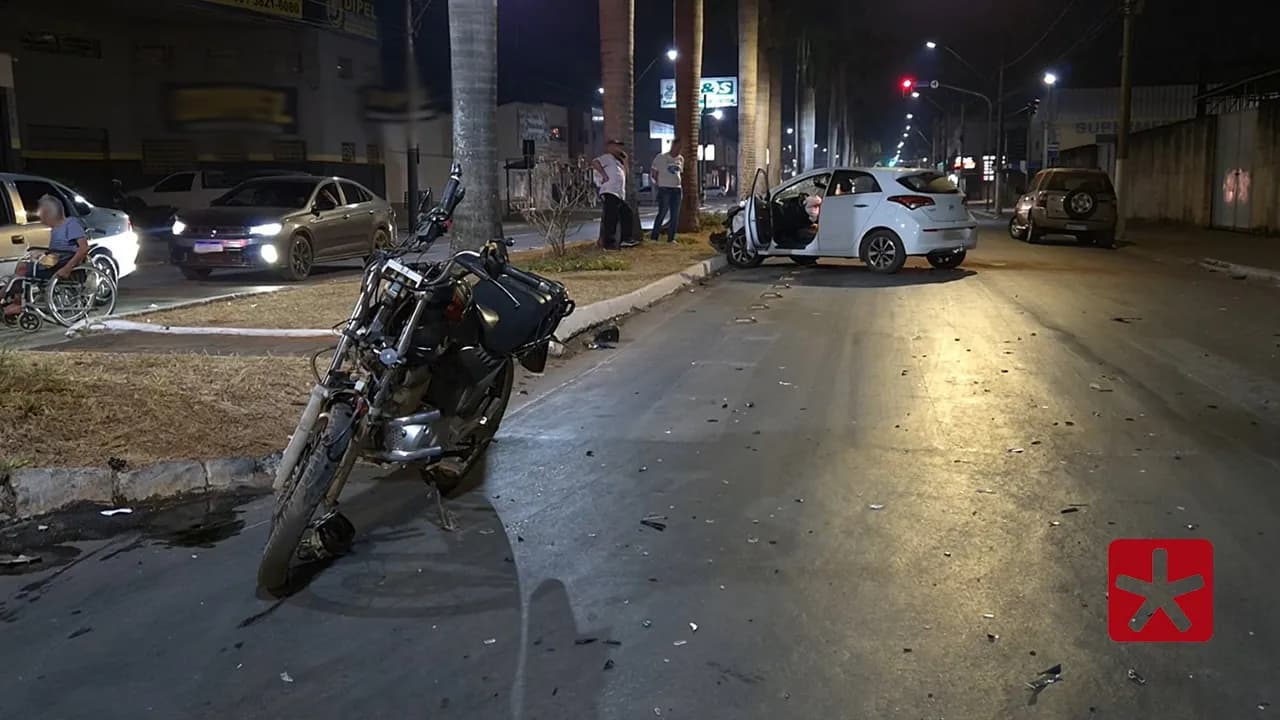 Motociclista sofre fratura em acidente envolvendo três veículos