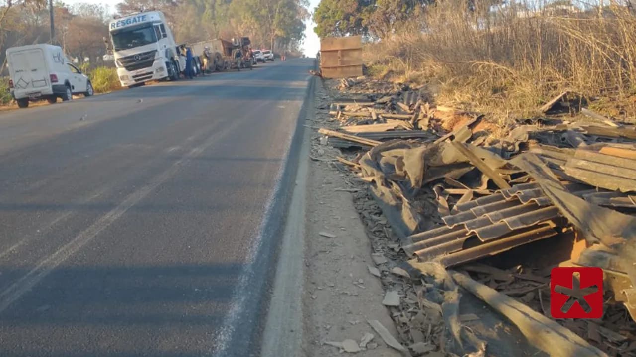 Veículo que transportava telhas de amianto tomba na MGC 354 em Presidente Olegário