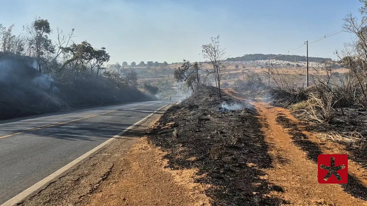 Queda de poste após incêndio interdita rodovia em Patos de Minas