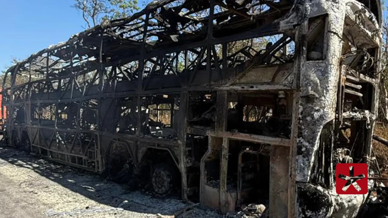 Incêndio destrói ônibus que transportava jogadores e comissão técnica do Paracatu Incêndio destrói ônibus que transportava jogadores e comissão técnica do Paracatu 
