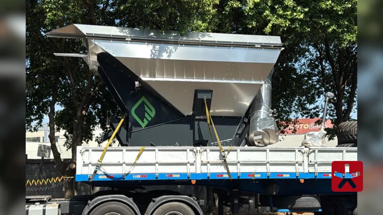 Cinco indivíduos tentaram transferir uma graneleira de um caminhão para outro veículo 