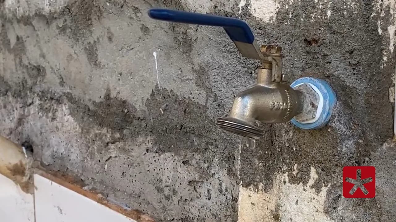 Vazamento em adutora causa intermitência no abastecimento de água nesta quinta-feira em Patos de Minas