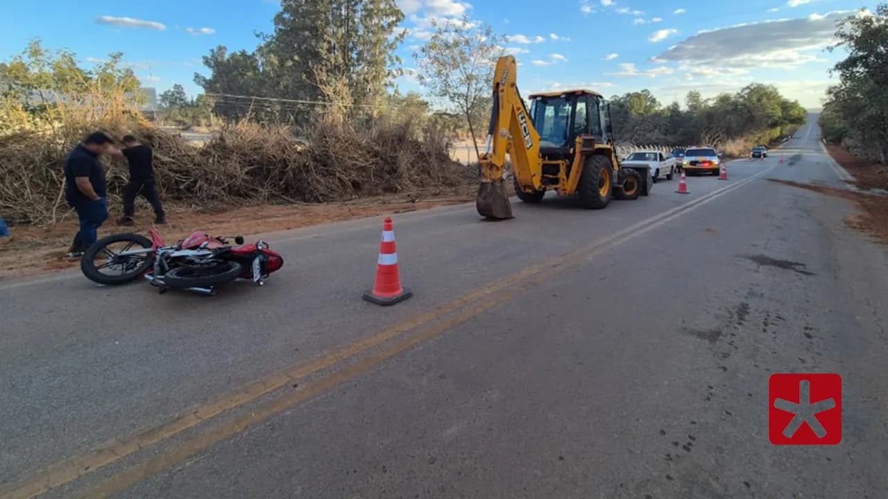 Condutor de motocicleta sofre fraturas em acidente de trânsito com retroescavadeira na MG188