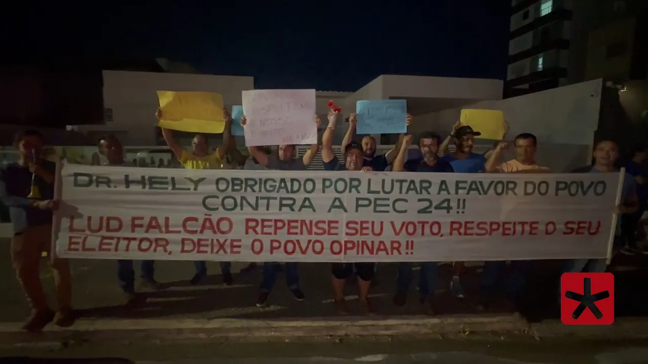 Protesto ocorreu em frente ao gabinete da deputada federal Lud Falcão, que votou a favor