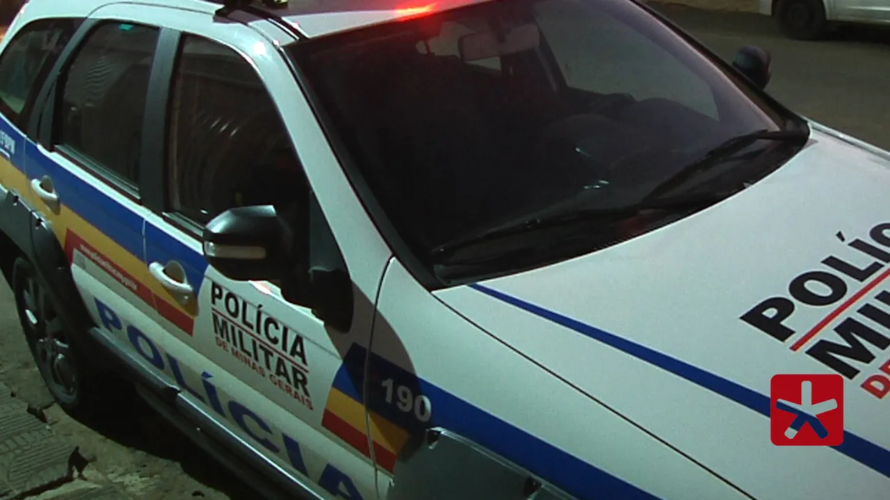 Homem é preso por ameaça e lesão corporal após tentar invadir a casa da própria mãe pelo telhado