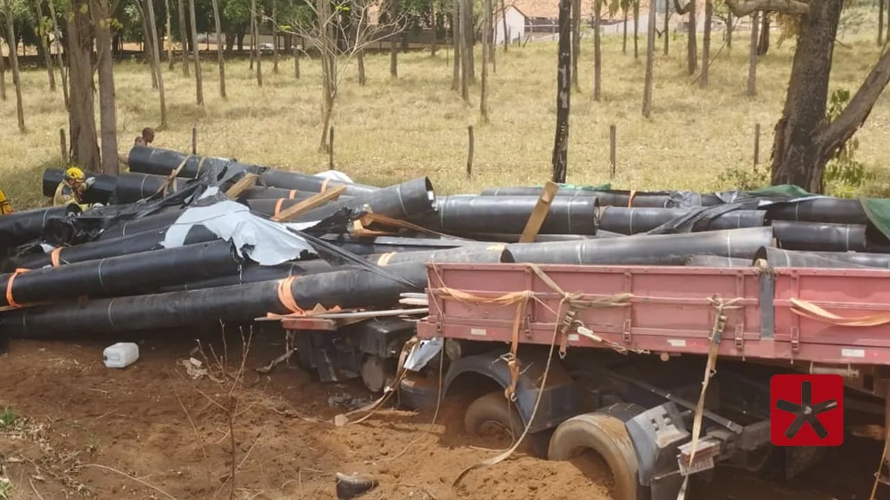 Corpo de Bombeiros precisou cortar o volante para resgatar o homem, que foi levado ao Hospital Regional