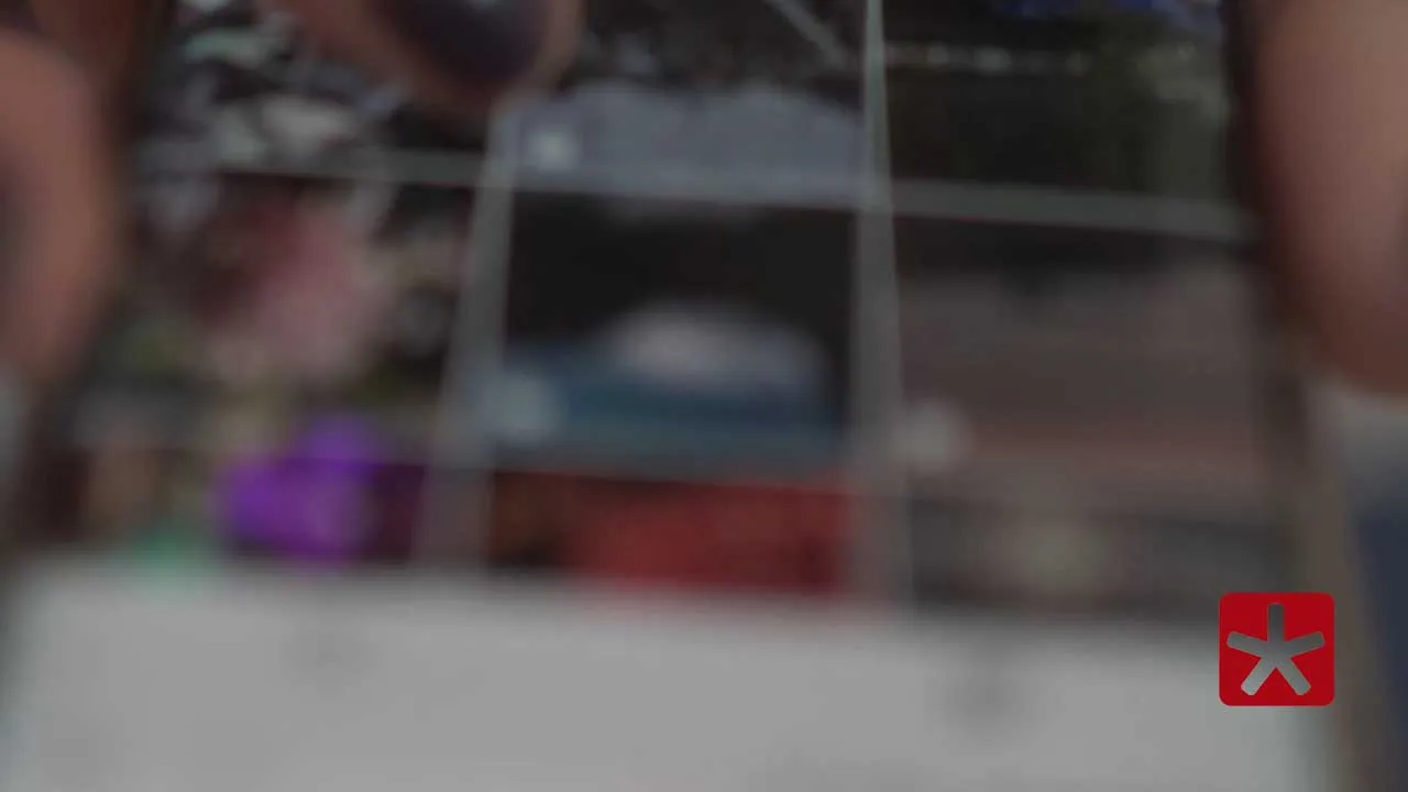 O suspeito, ao perceber que estava sendo filmado, deixou o local rapidamente.