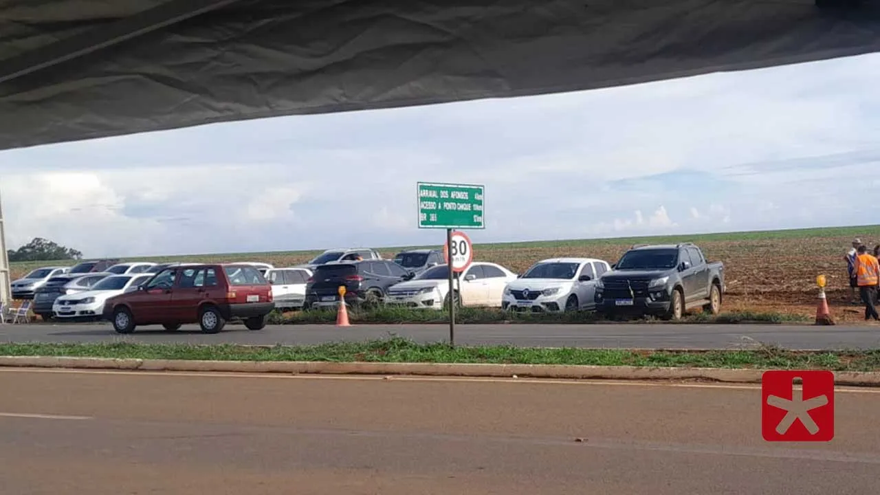 Terreno usado sem autorização teve solo danificado; faixa de “Estacionamento Oficial” foi apreendida e suspeitos são investigados