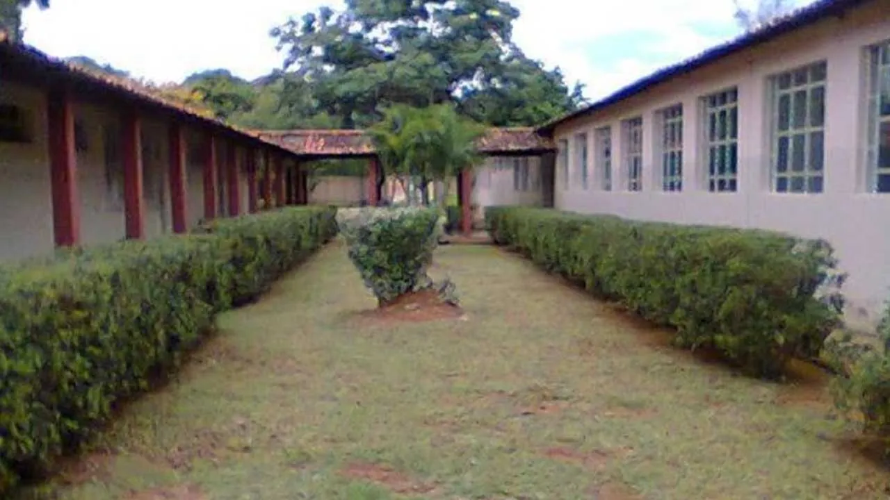 Briga em escola termina com duas estudantes na delegacia por lesão corporal