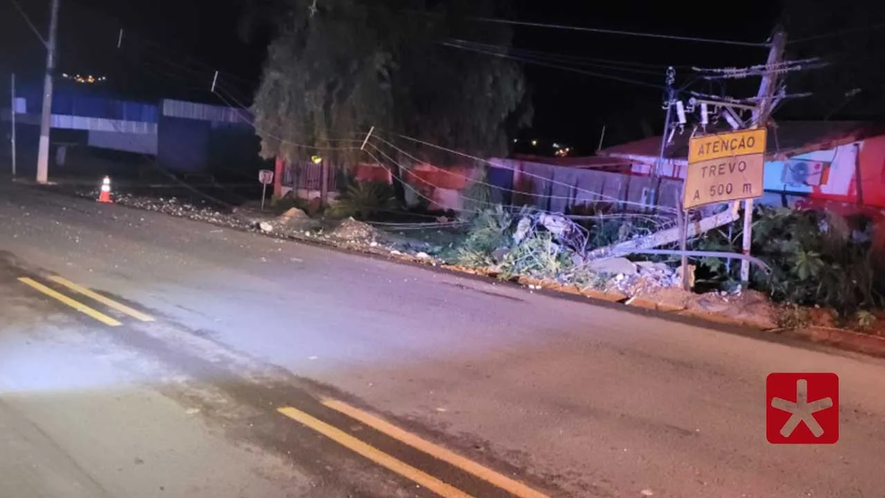 Veículo destrói poste de iluminação pública em Presidente Olegário