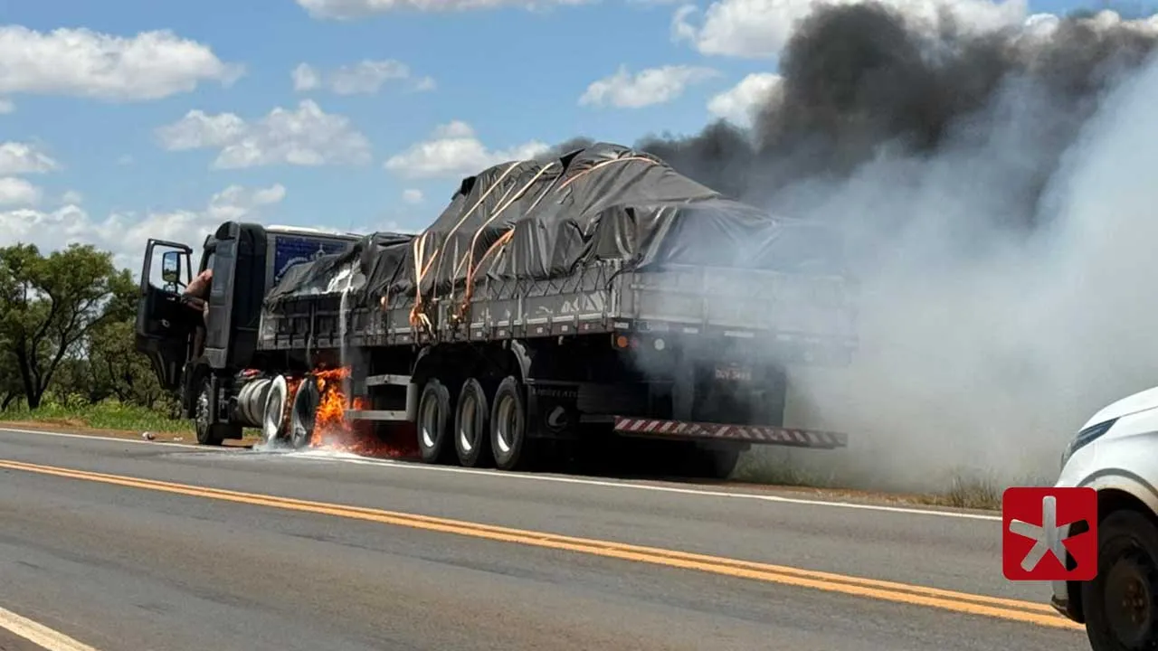 Caminhão com mais de 30 toneladas de açúcar pega fogo em Rio Paranaíba