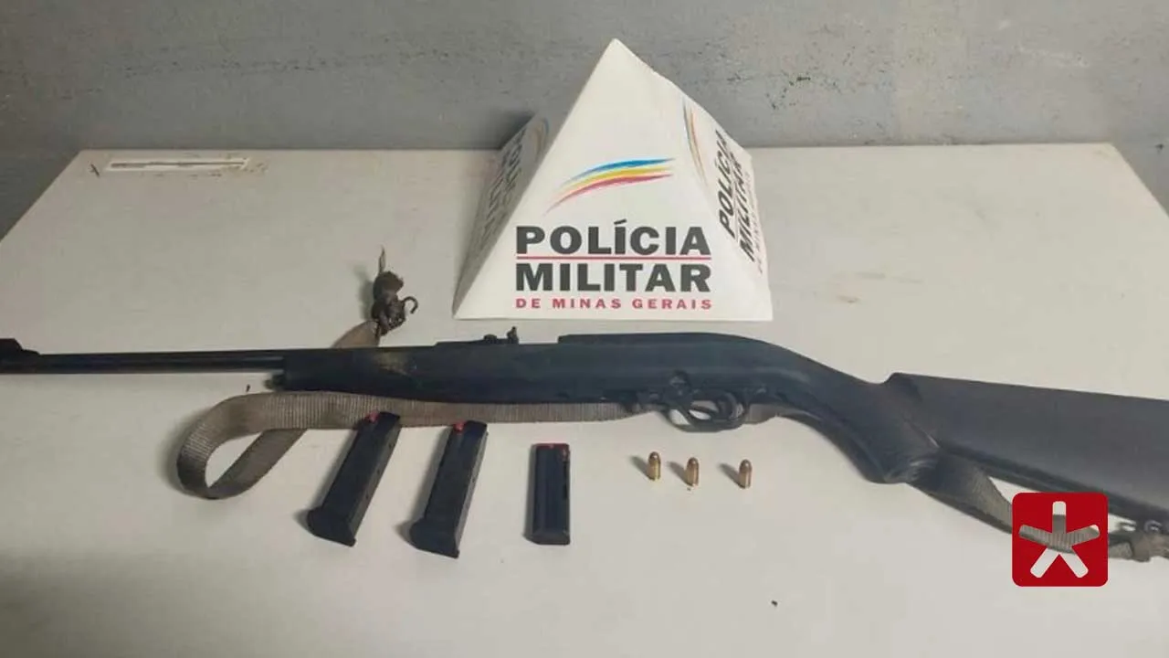 O homem foi encaminhado à Delegacia de Polícia Civil, juntamente com a arma, os carregadores e as munições