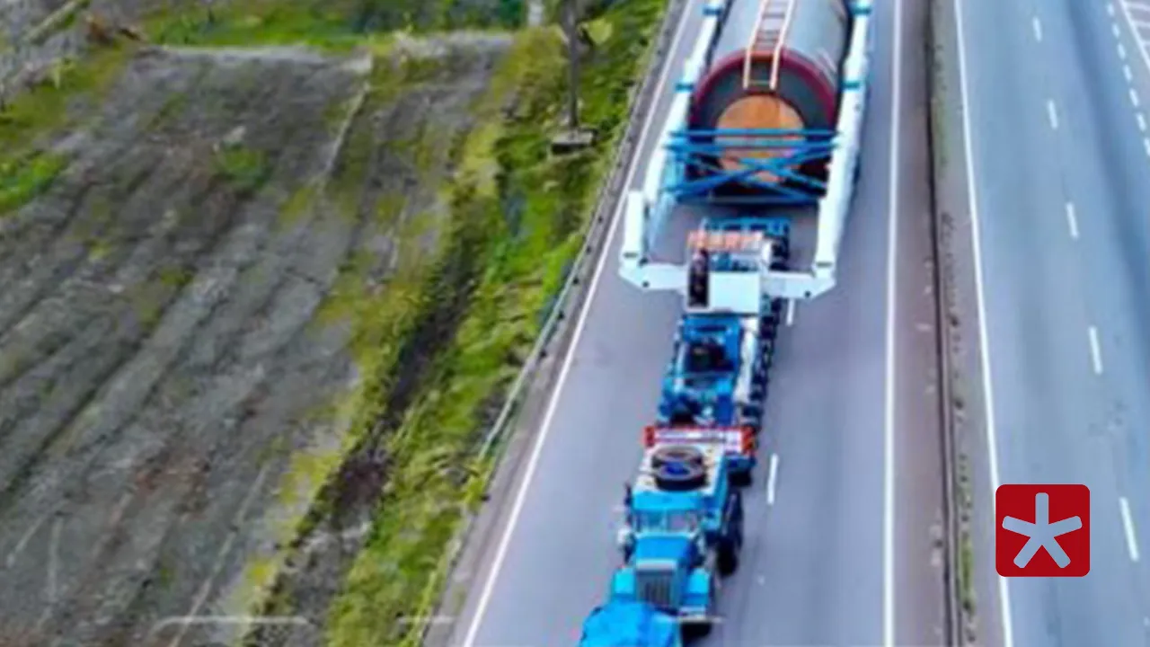 Veículo de 123 metros e quase 640 toneladas avança lentamente pelas rodovias e segue sob grande operação de escolta