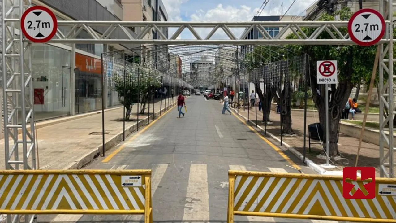 Equipe técnica trabalha na manutenção de estrutura danificada após colisão; via segue fechada até conclusão dos reparos