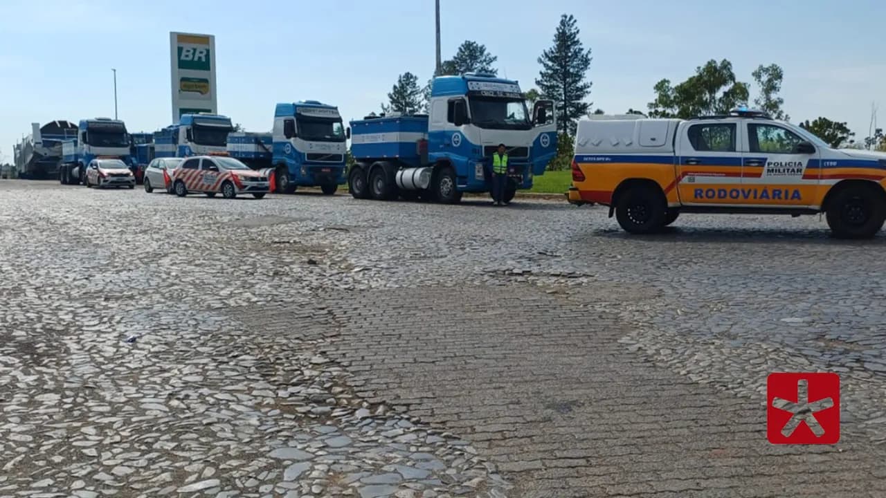 Megacarreta retoma viagem e segue no sentido de Patos de Minas