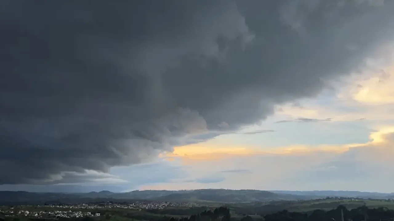 Aumento de raios durante o período chuvoso acende alertas de segurança para tempestades  