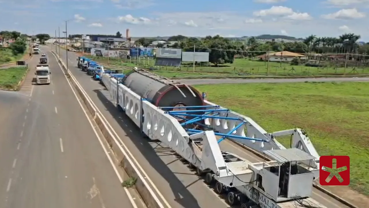 Megacarreta de 850 toneladas e 123 metros chega à BR-365 em Patos de Minas