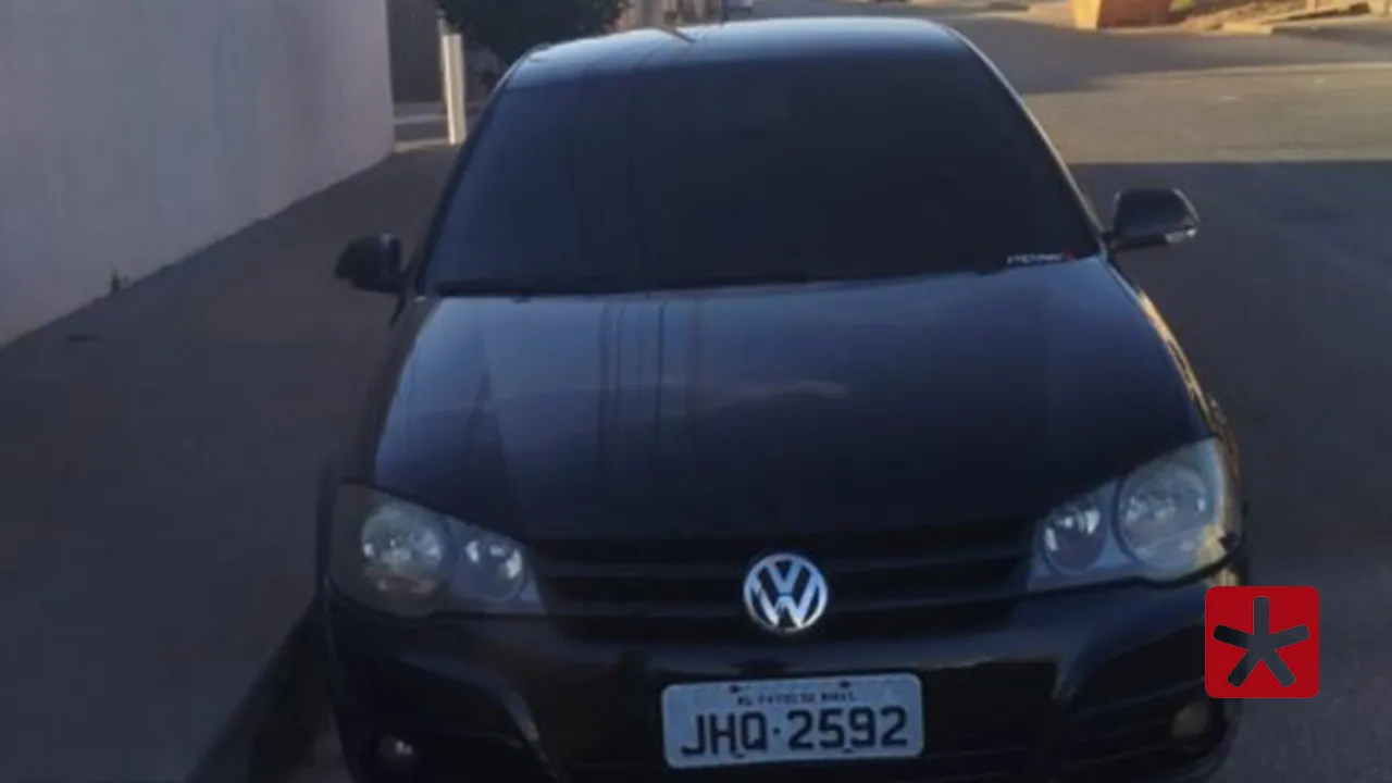 O Golf preto teria sido furtado por um homem que foi morto