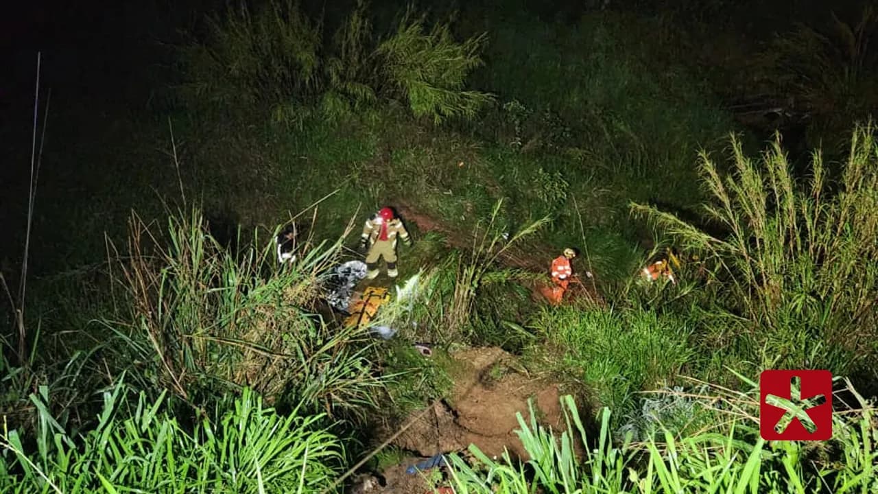 Veículo caiu em ribanceira de 30 metros; vítimas apresentavam ferimentos pelo corpo