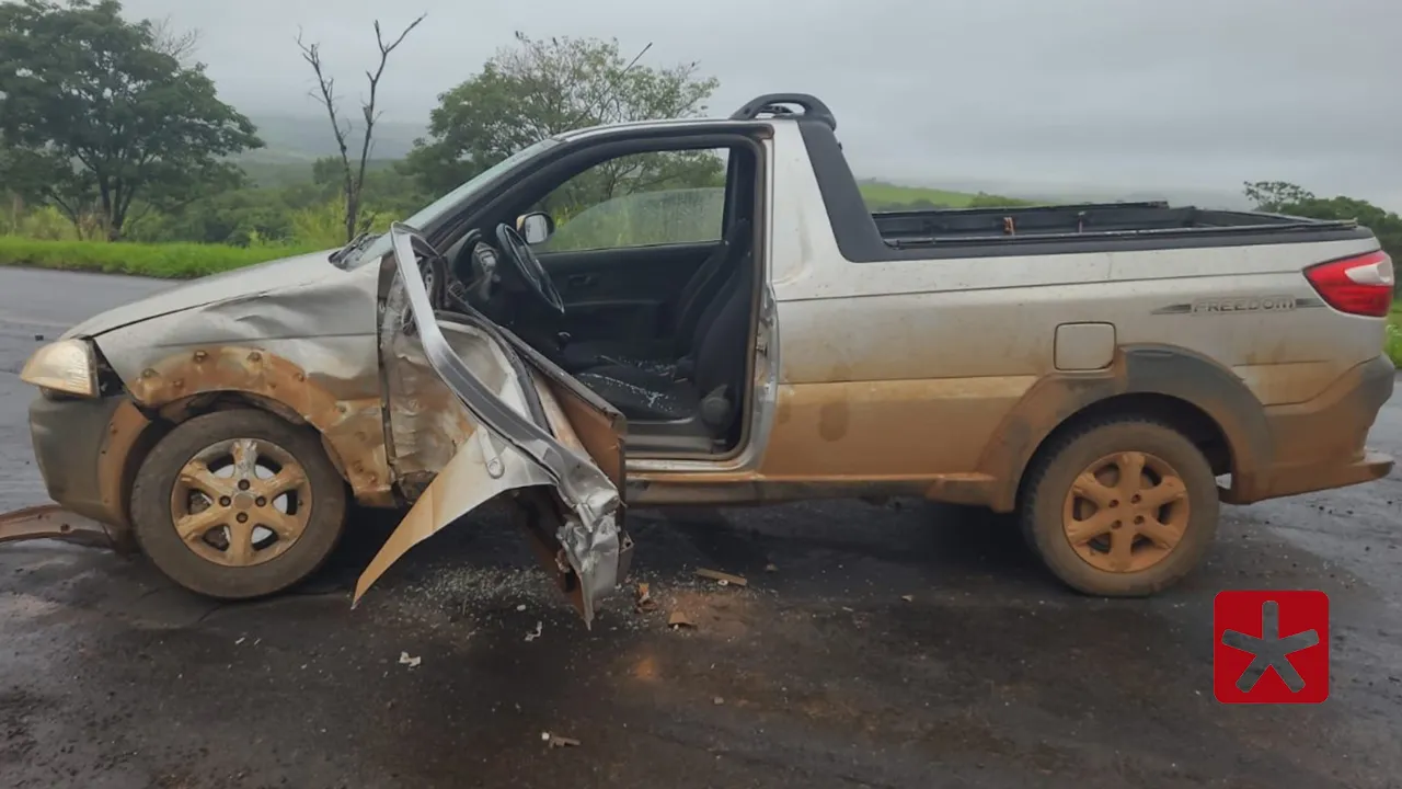 Caminhonetes se envolvem em acidente na MGC-354