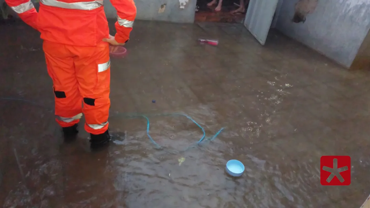 Moradores tem casa alagada durante chuva forte no bairro Vila Garcia em Patos de Minas