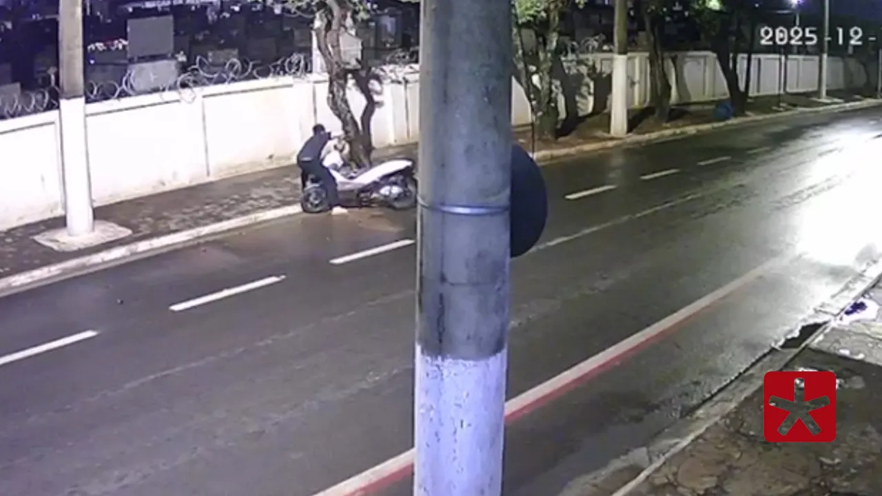Câmeras de segurança registraram colisão em moto estacionada no dia 14 de dezembro
