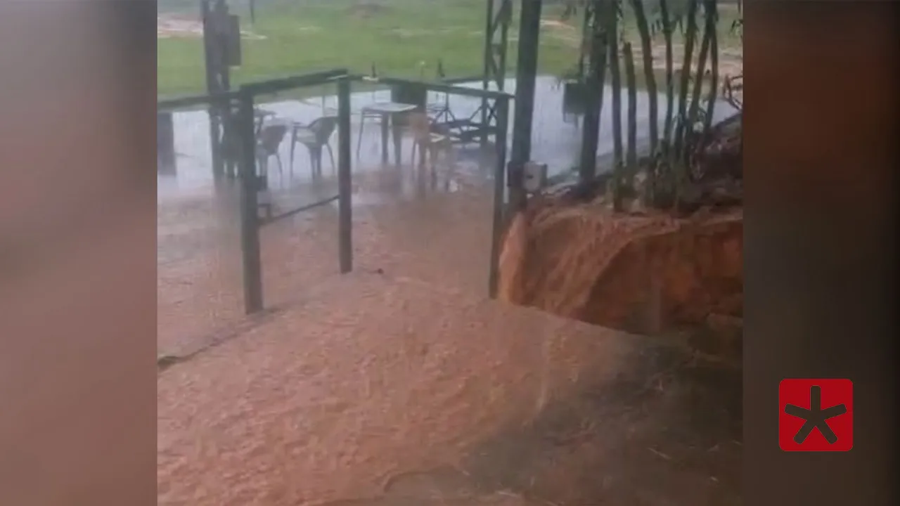 Terra formou espécie de barricada que ajudou a arrastar sujeita nas dependências do local