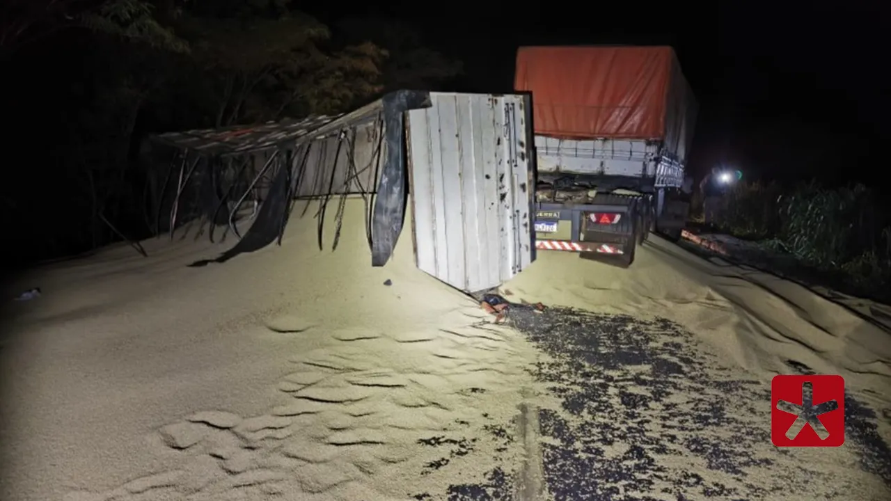 Caminhão com carga de soja tomba e interdita trecho da MG-410 em Presidente Olegário