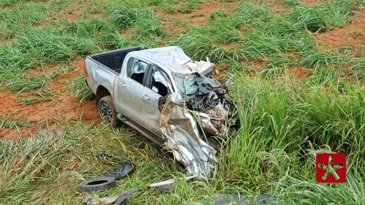 Segundo a PRF, o caminhão invadiu a contramão da rodovia e bateu de frente com a caminhonete