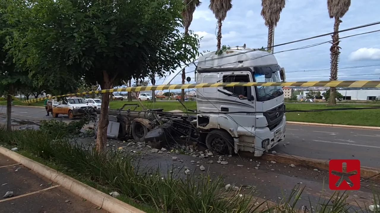 Com impacto, caminhão ficou energizado, oferecendo risco a motoristas e pedestres