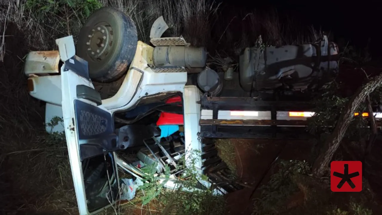 Caminhão capota na BR-365 e motorista morre preso às ferragens