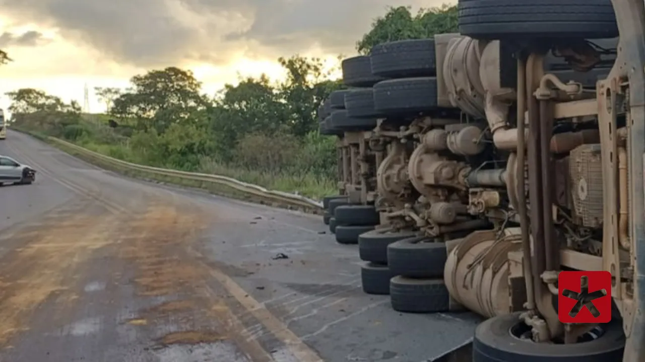 Colisão entre caminhão e picape é registrada na MG-230, em Rio Paranaíba