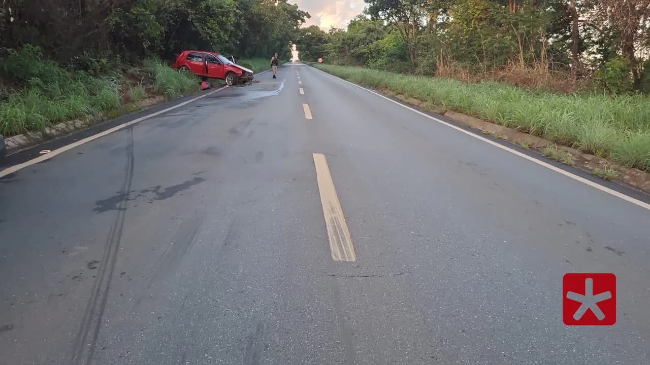 Acidente aconteceu no km 39 da rodovia; ninguém ficou ferido, mas veículo foi removido por licenciamento vencido