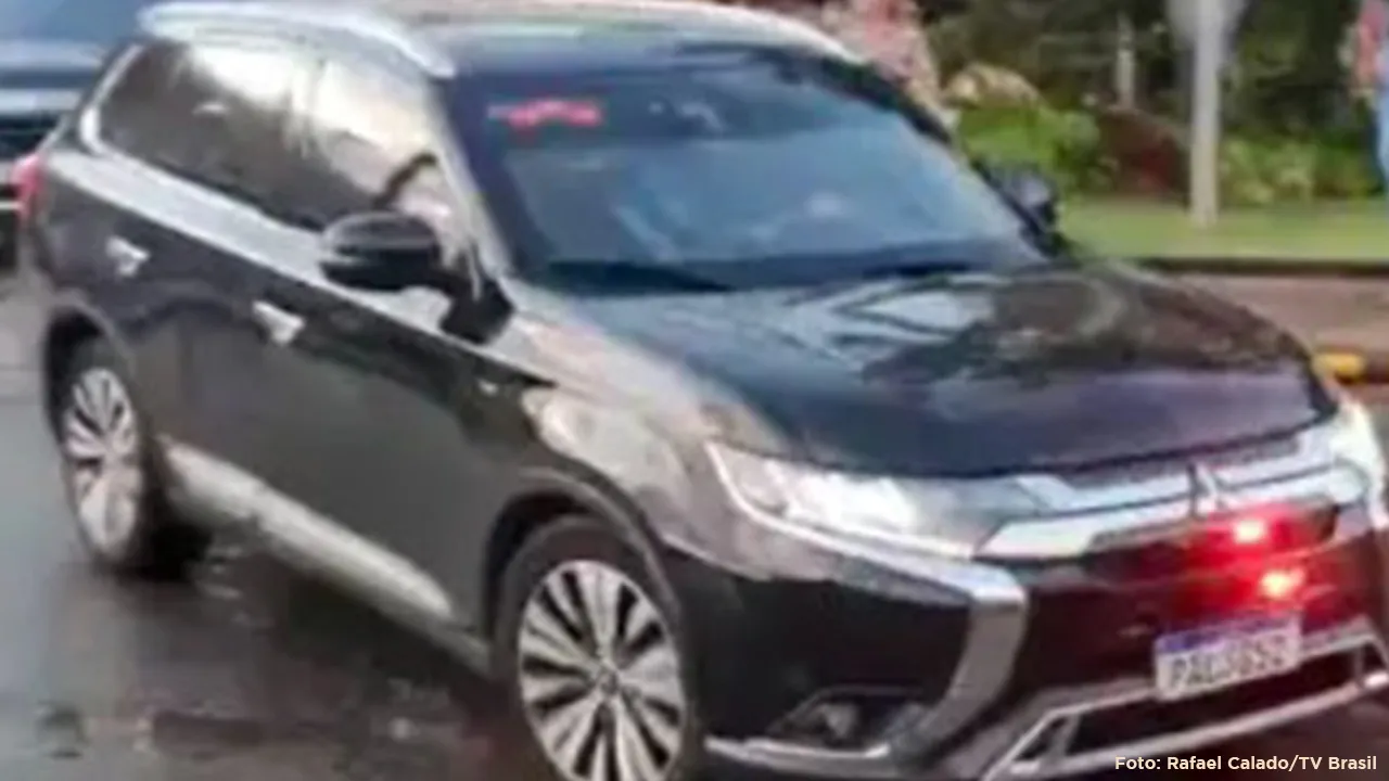 Bolsonaro recebe alta hospitalar e volta a cumprir pena na PF