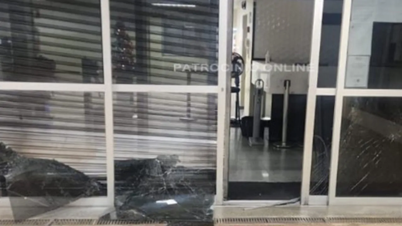 Após invadir e danificar vidros do Fórum de Patrocínio, homem alega “insatisfação com o sistema de justiça do país”.