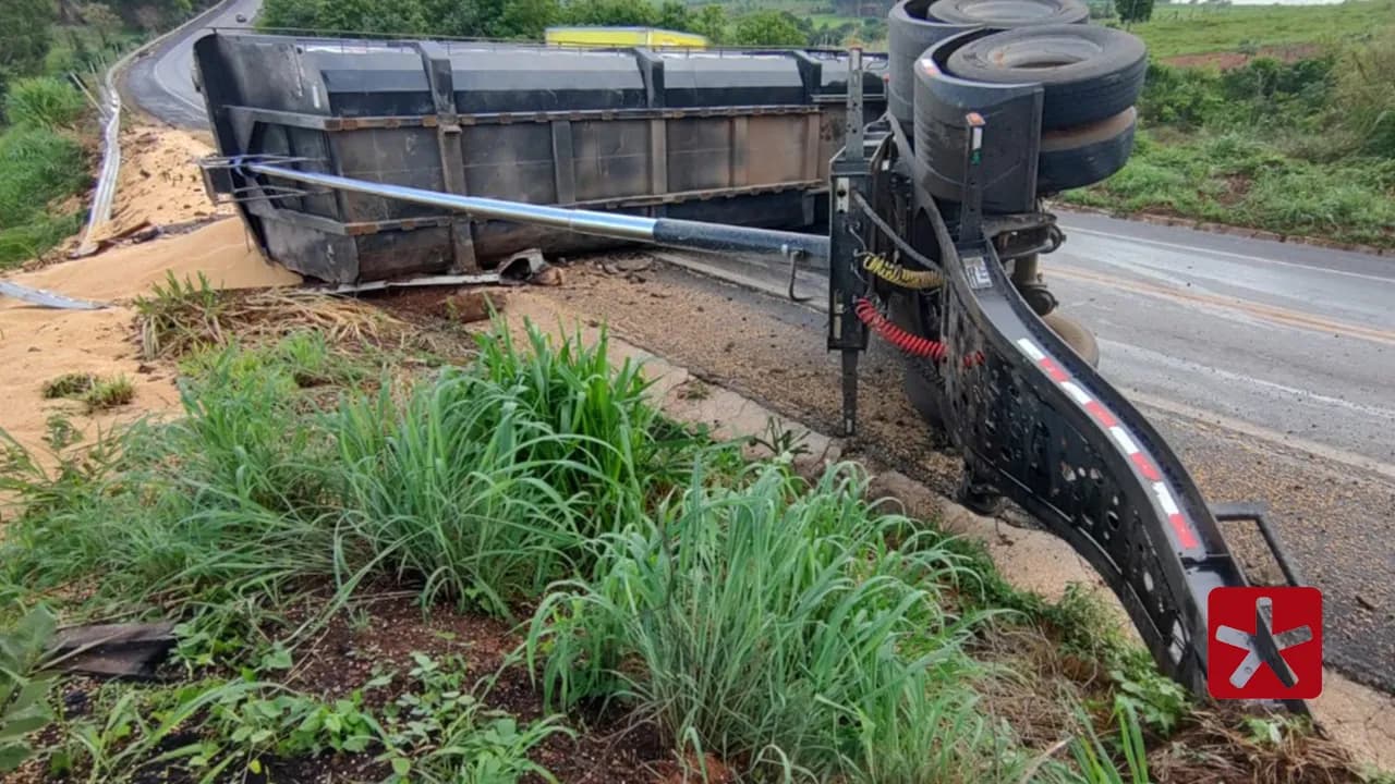 Semi-reboque carregado com soja tomba na BR-352, em Patos de Minas