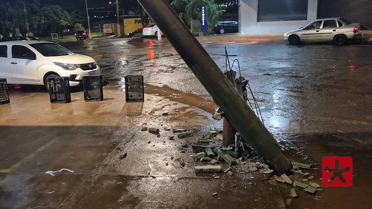 Veículo de grande porte estava se preparando para descarregar mercadorias em mercearia
