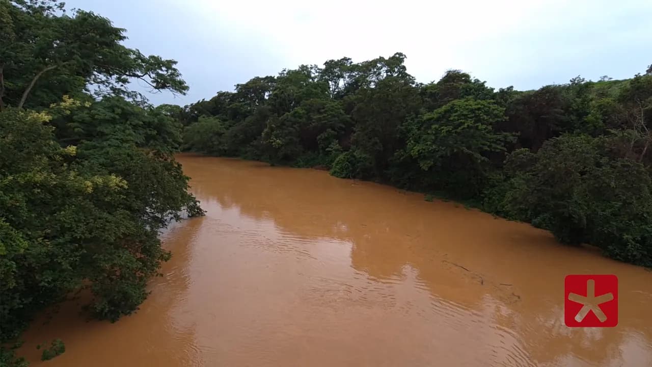 Atualmente, o nível do rio está em cinco metros, ainda abaixo da cota de inundação