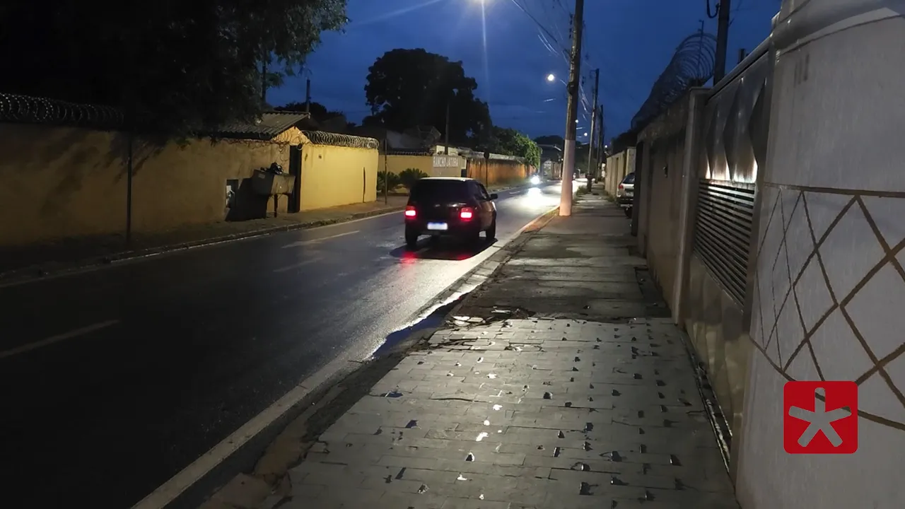Placa que indica o ponto continua instalada mesmo com a ausência do ônibus na região