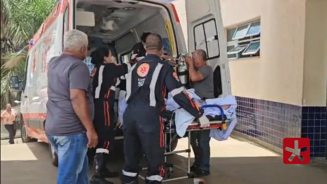 ítima foi atingida por disparos na cabeça e no abdômen; suspeito foi preso e menor é procurado